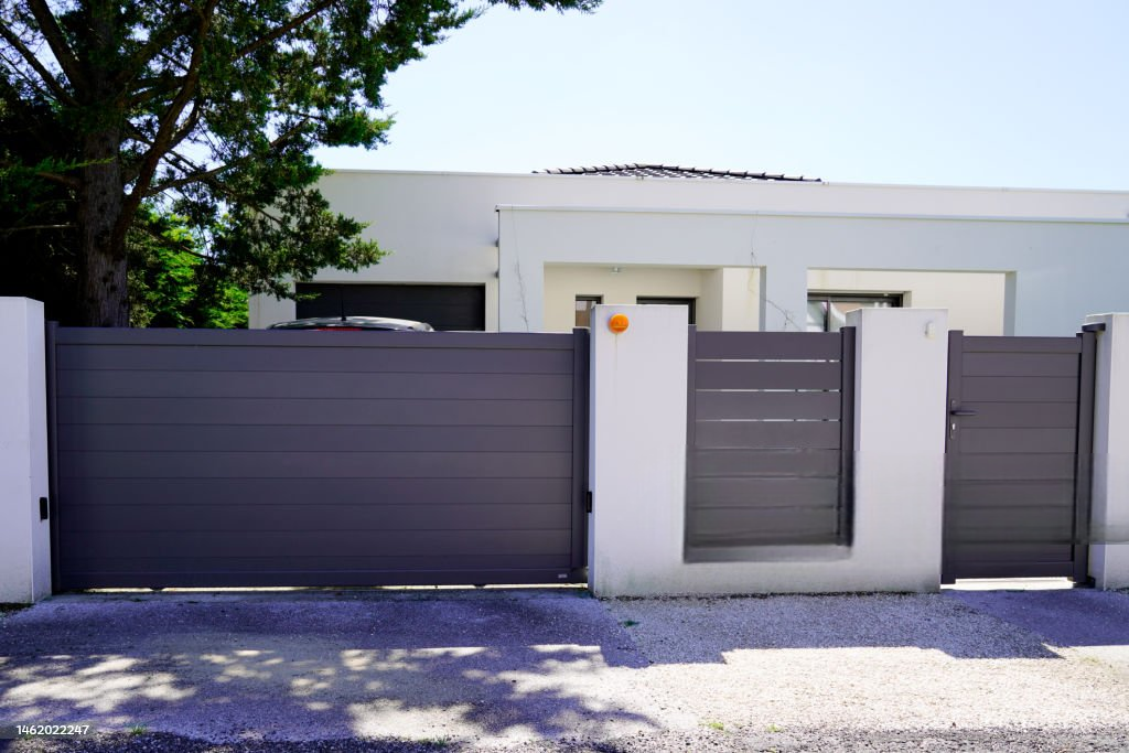 Portail en aluminium sur mesure installé par GGNC Solutions – Produits de menuiserie aluminium design et performants.